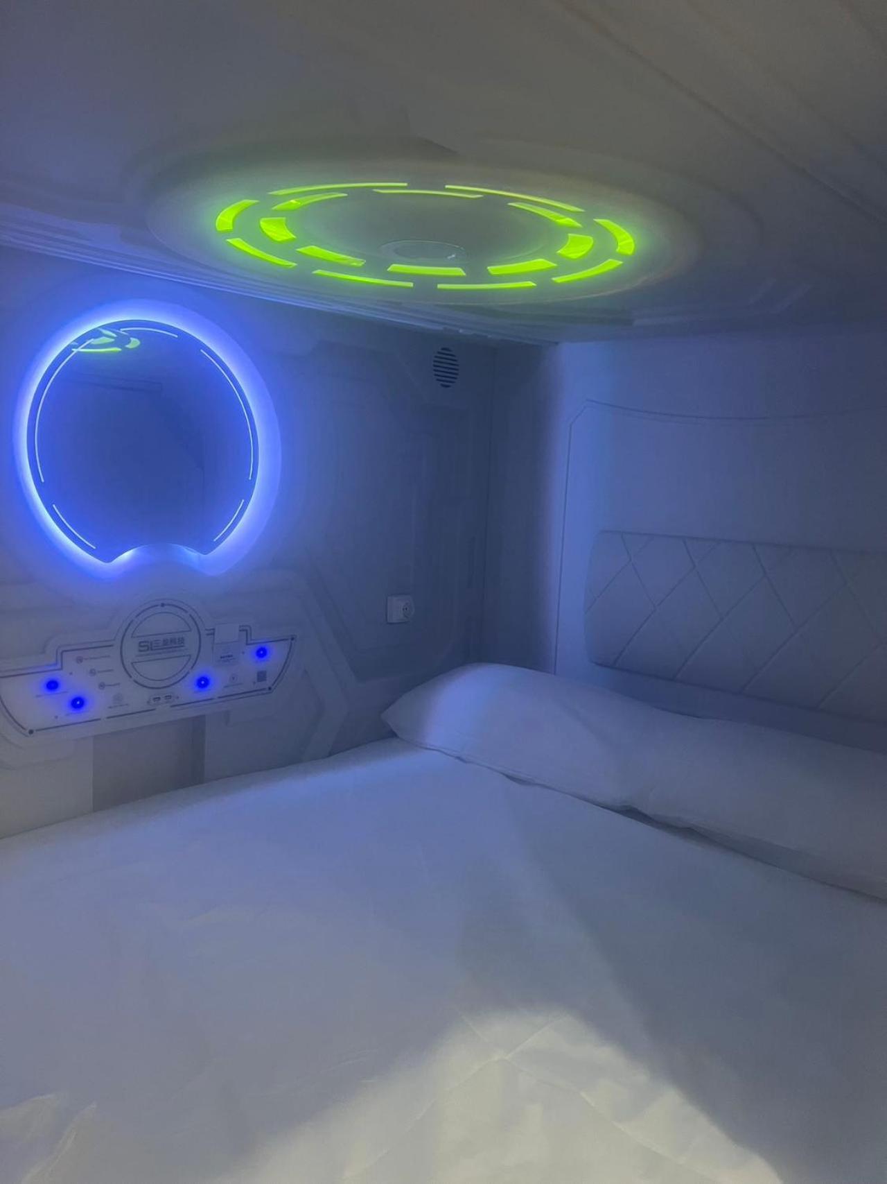Air Hostel Capsules Airport Gavà Buitenkant foto